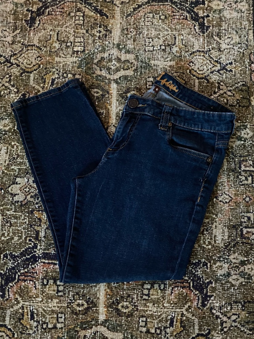 Kut from the Kloth Mid-Rise Capri Button Flap Pockets Jeans